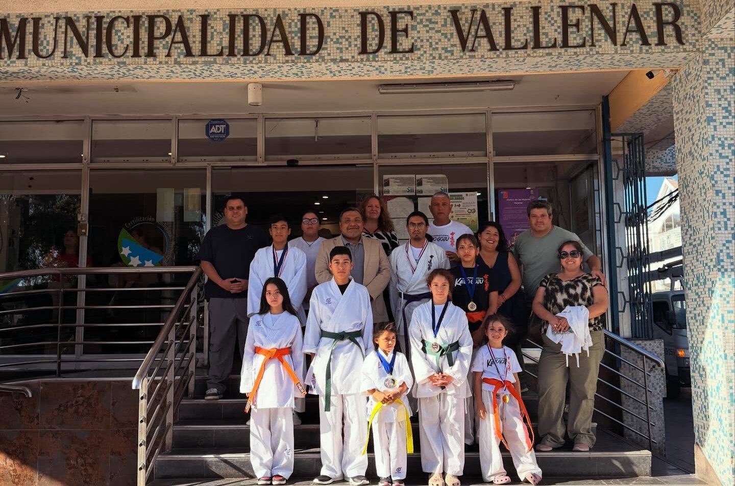 Karatekas vallenarinos son reconocidos por el alcalde tras exitoso paso por torneo en Caldera