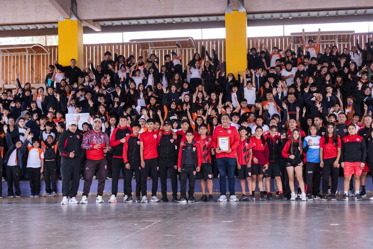 La “Ruta Escolar del León” comenzó llevando alegría y fútbol a la Escuela Bruno Zavala Fredes de Copoiapó