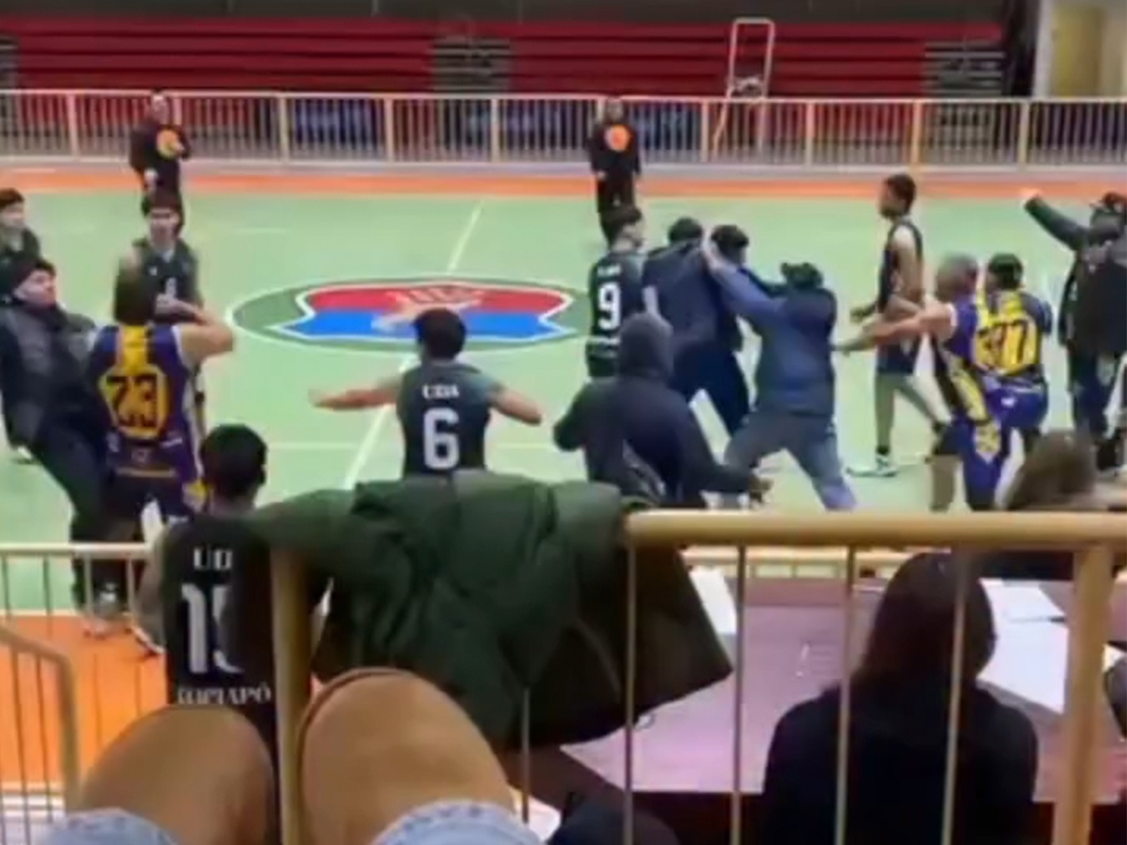 Pelea empañó duelo del básquetbol copiapino en el Estadio Techado
